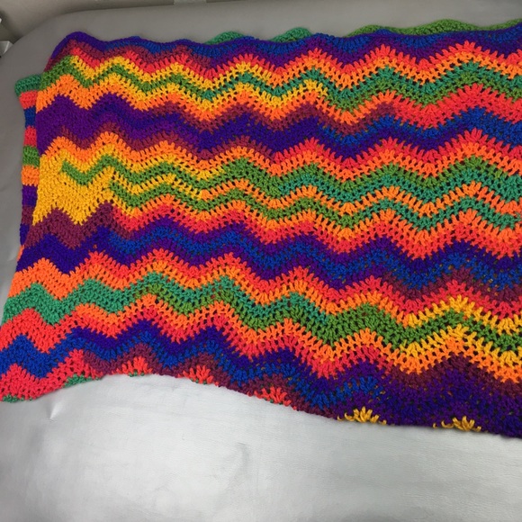 Handmade rainbow knitted throw blanket - Picture 4 of 10